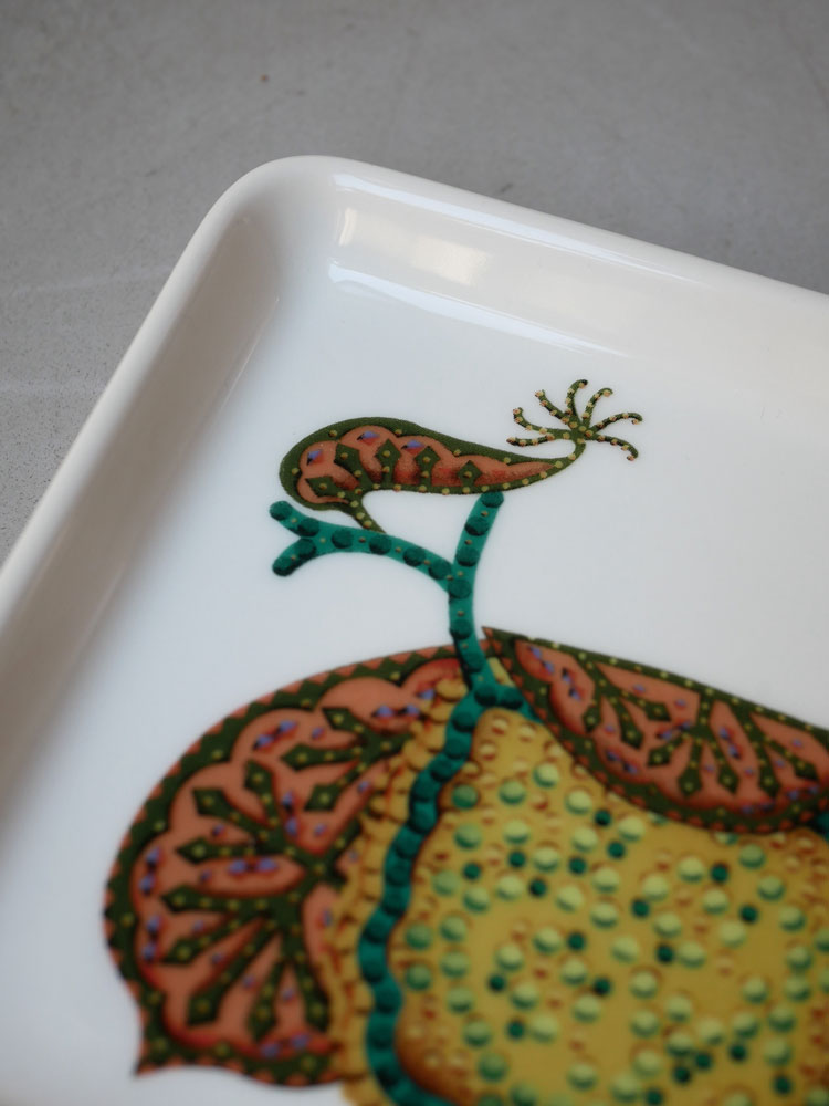 イッタラのタイカサトスクエアおよびレクタングルプレートがセラミック製でトレーに美しく並べられている様子