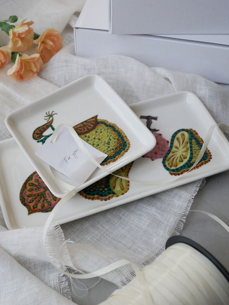 イッタラ タイカ サトシリーズのスクエアプレートとレクタングルプレート。磁器製でスクエアサイズ約122x122x185mm、レクタングルサイズ約120x240x185mm。