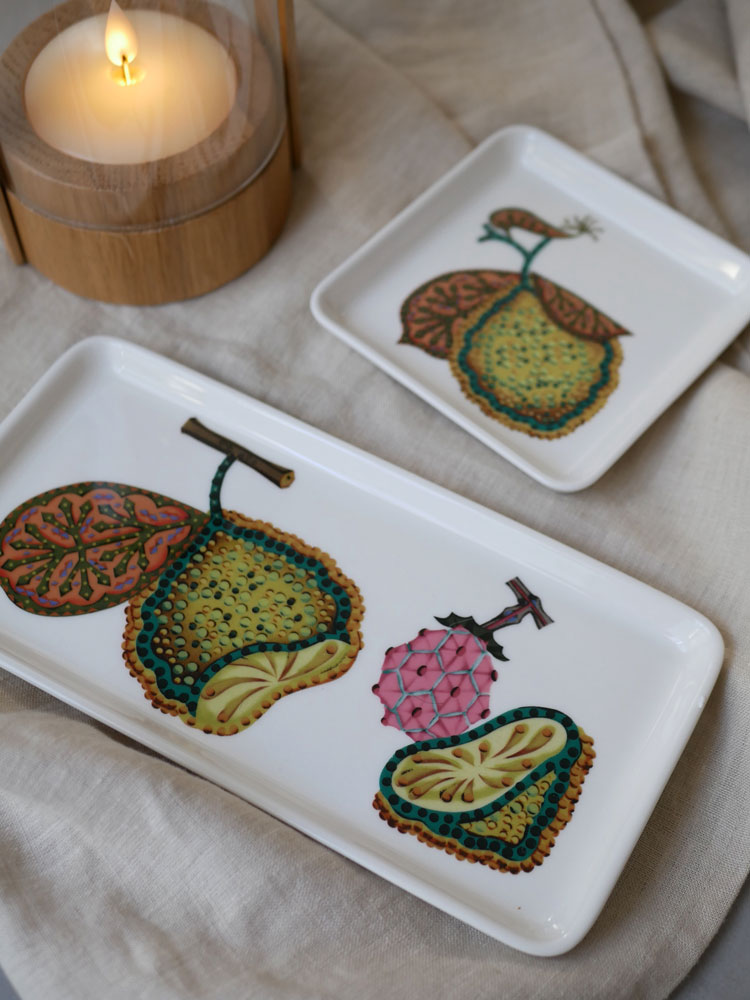 イッタラのタイカ サトシリーズ、磁器製のスクエアプレートとレクタングルプレートが並んだ食器セット