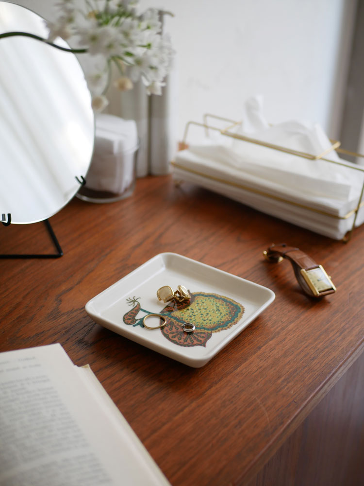 Iittalaのタイカ サトシリーズのスクエアプレートとレクタングルプレートがテーブル上に美しく配置された磁器製食器の写真