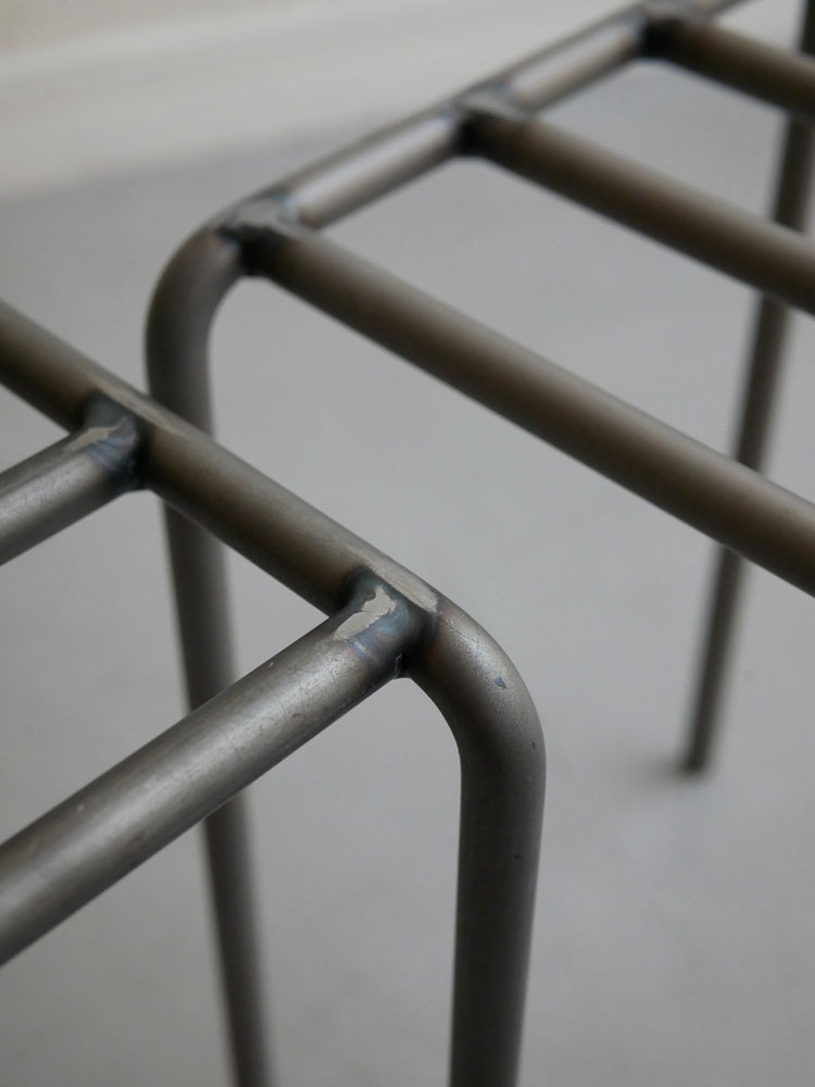 WEST VILLAGE TOKYOのアイアン製KNOPプラントスタンド。シンプルでスリムなデザインが特徴の室内用植物用スタンド。