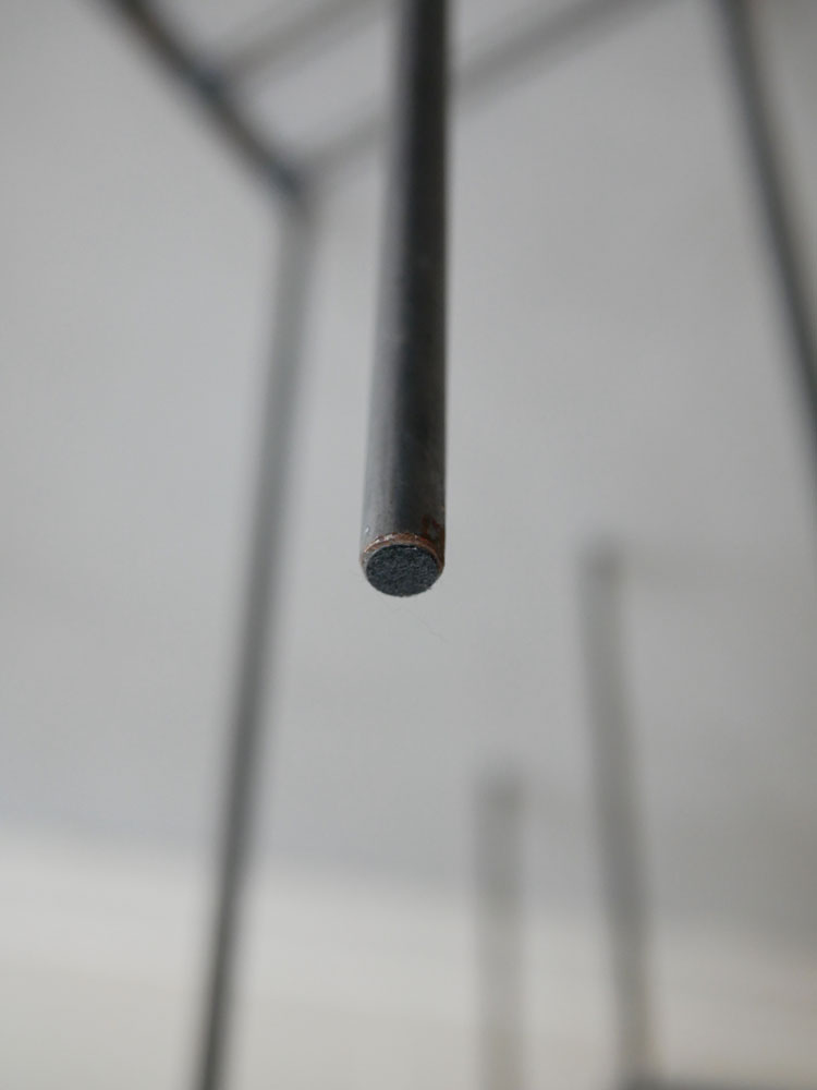 ウエストビレッジトーキョー製グレーの金属製プラントスタンド、三角形デザイン