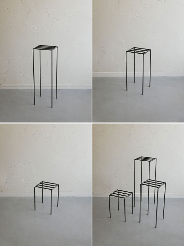 アイアン製のWEST VILLAGE TOKYO「KNOP」植物スタンドが木製フローリング上に配置されている様子