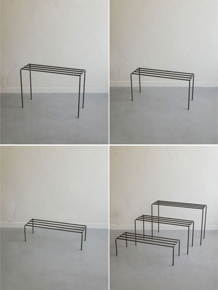 木製フローリングの上に置かれたWEST VILLAGE TOKYO製アイアンディスプレイプラントスタンド