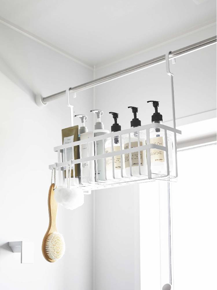 スチール製タワー引っ掛けバスルームバスケット ワイドがキッチンの棚に掛けられ、照明器具や調理用具とともに配置されている様子