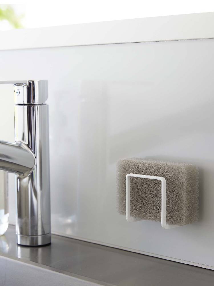 タワーのフィルムフックスポンジホルダーがバスルームのシンクキャビネットに取り付けられている様子。