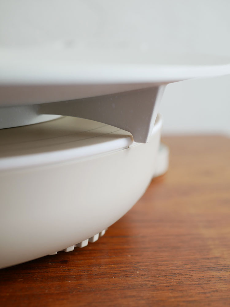 レコルトの卓上IHクッキンググリドルが木製のテーブル上に設置され、周囲に陶器製の食器やサービングウェアが並んでいるキッチンの様子