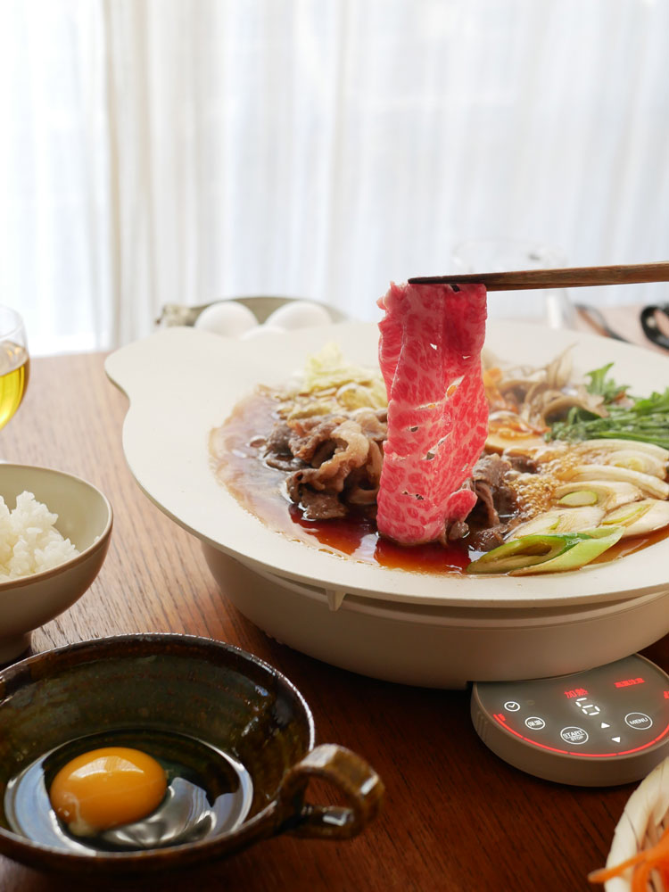 recolteの卓上IHクッキンググリドルでビーフや野菜を調理している様子