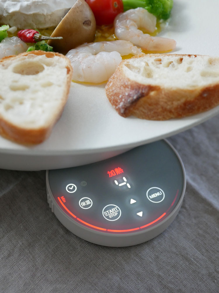 レコルトの卓上IHクッキンググリドルで肉を調理しているキッチンの様子