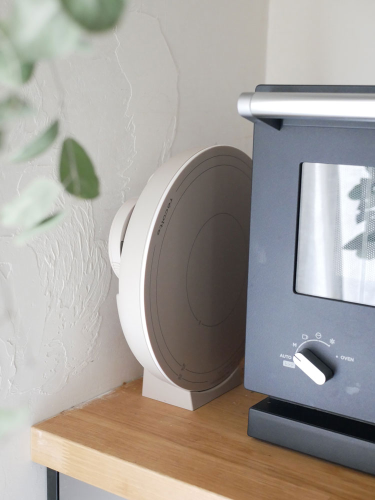 レコルト製の卓上IHクッキンググリドル本体とアルミ製グリドルプレートが並んだシルバーの製品画像