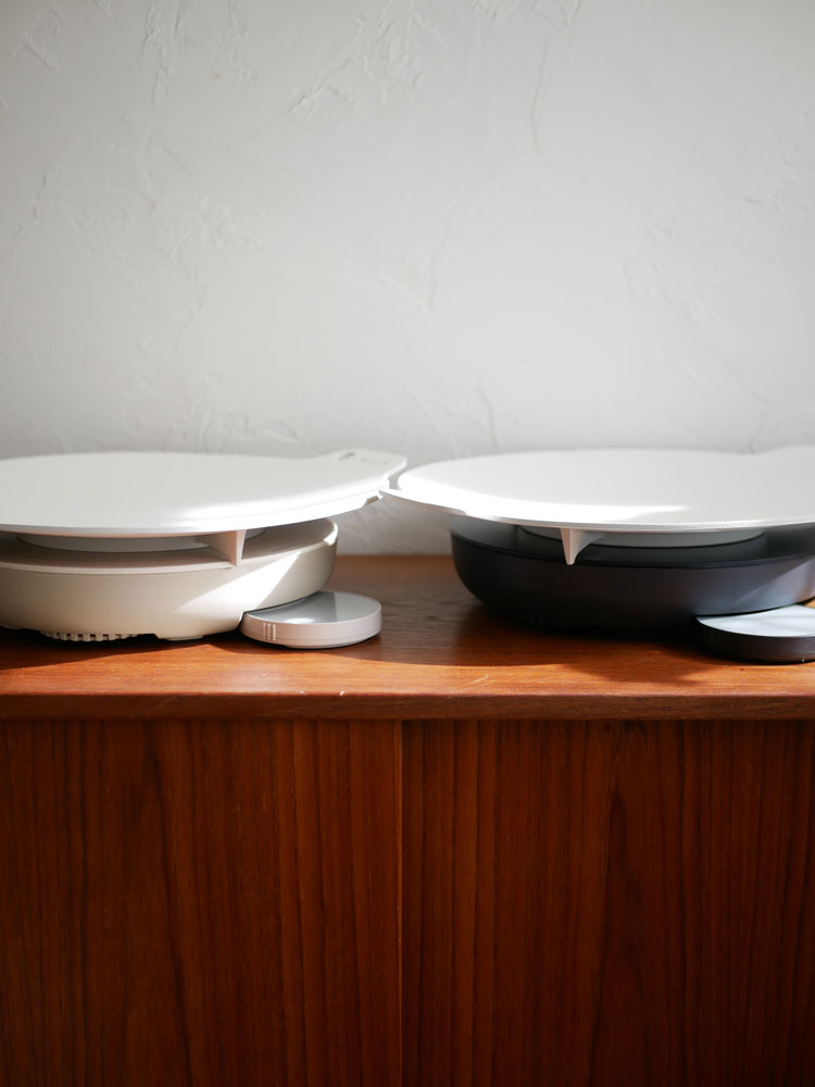 レコルトの卓上IHクッキンググリドルがテーブル上で調理中の料理とともに配置されている様子