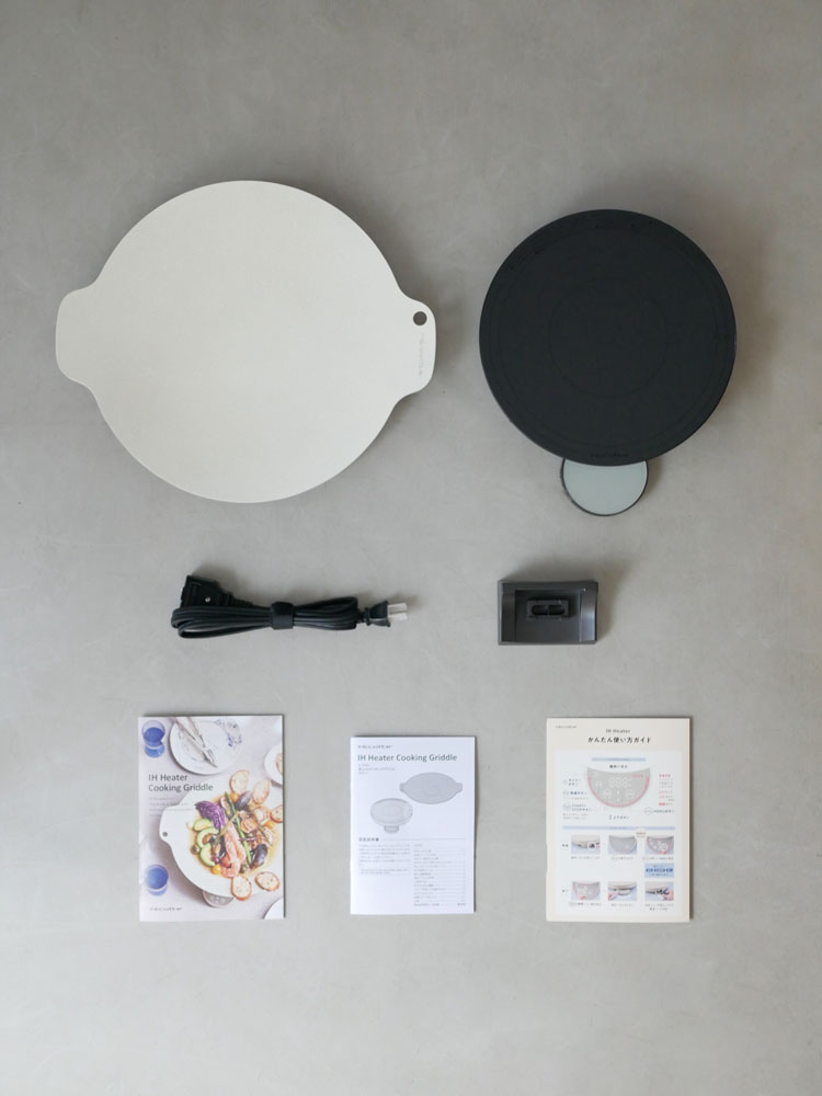レコルトの卓上IHクッキンググリドル本体と専用グリドルプレートがセットになっている写真