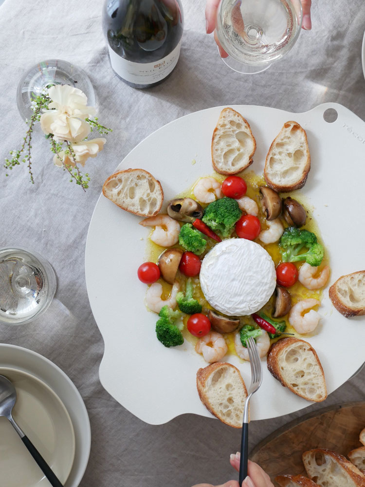 【recolte】卓上IHクッキンググリドルと彩り豊かな料理が並ぶ食卓