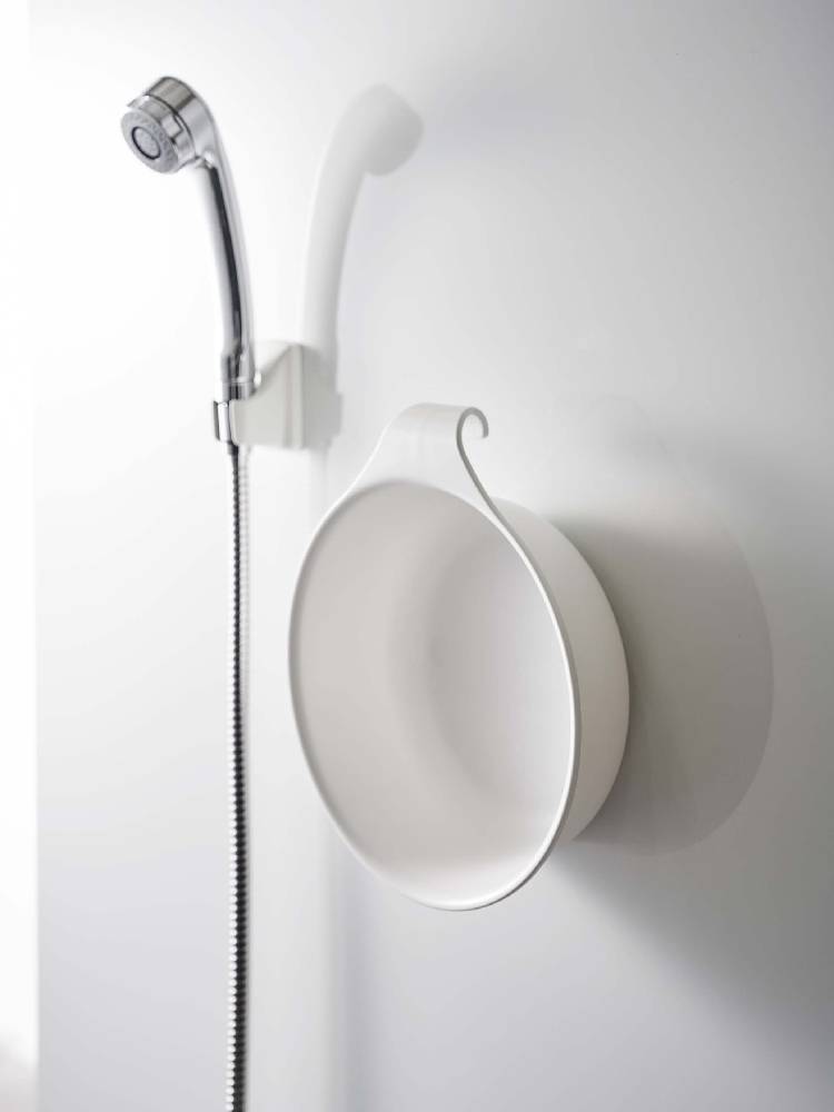 マグネットと引っ掛け湯おけがスチール壁に取り付けられている様子。