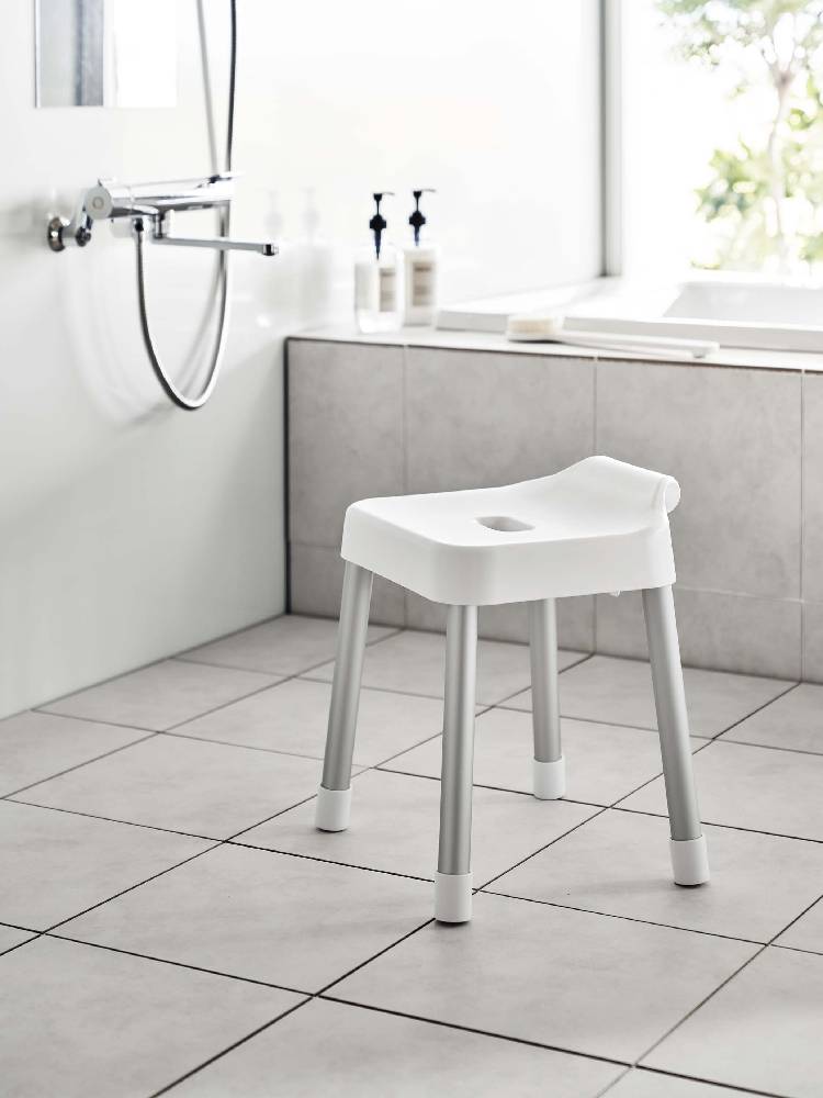 白色の【MIST/ミスト】引っ掛け風呂イス SH35が浴室に設置されている様子