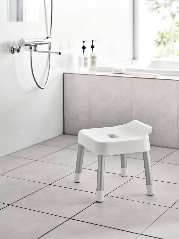 白色の【MIST/ミスト】引っ掛け風呂イス SH25。ポリプロピレン製座面とアルミニウム合金パイプを使用し、耐荷重100kgのバスルーム用イス