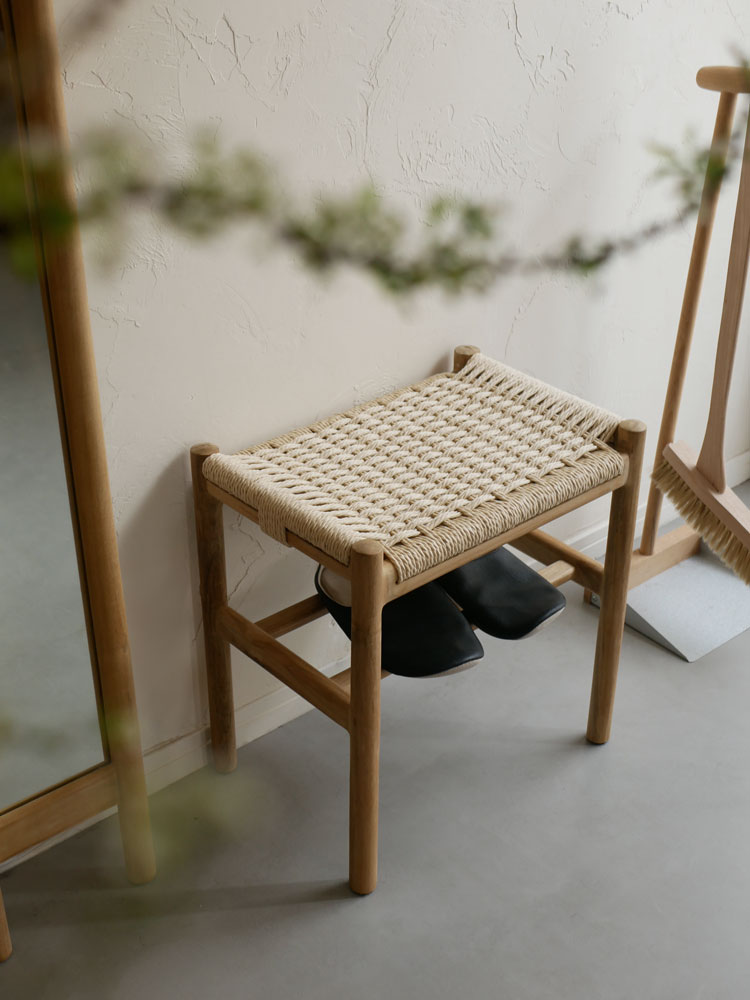 サンフラワーラタンとチーク無垢材を使用したHOKOSペーパーコードスツールの写真