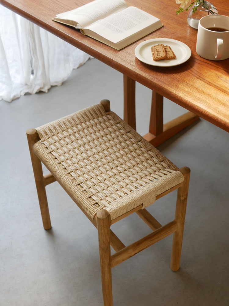 HOKOSサンフラワーラタンペーパーコード×チークスツール。チーク無垢材とウィッカー素材を使用したデザイン性の高い木製チェア。