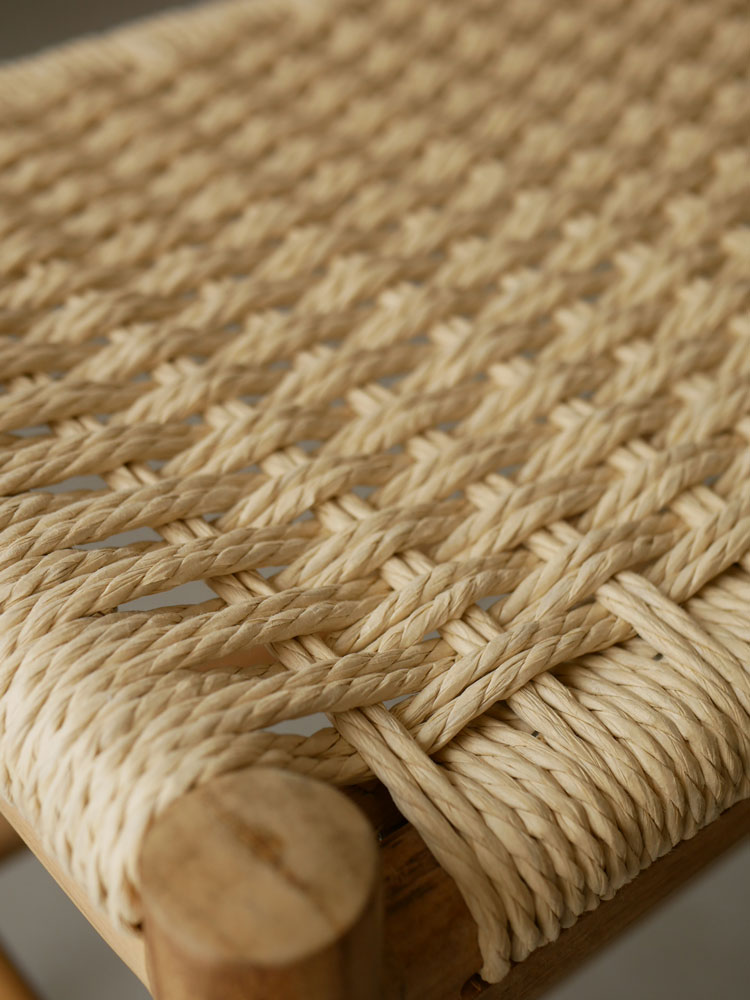 ホコス製サンフラワーラタンスツール。チーク無垢材とペーパーコードを使用したデザインのアウトドア用椅子