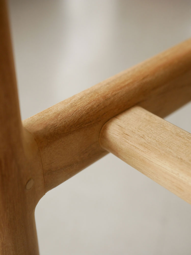 サンフラワーラタンとチーク無垢材を組み合わせたHOKOS製の屋外用ペーパーコードスツール