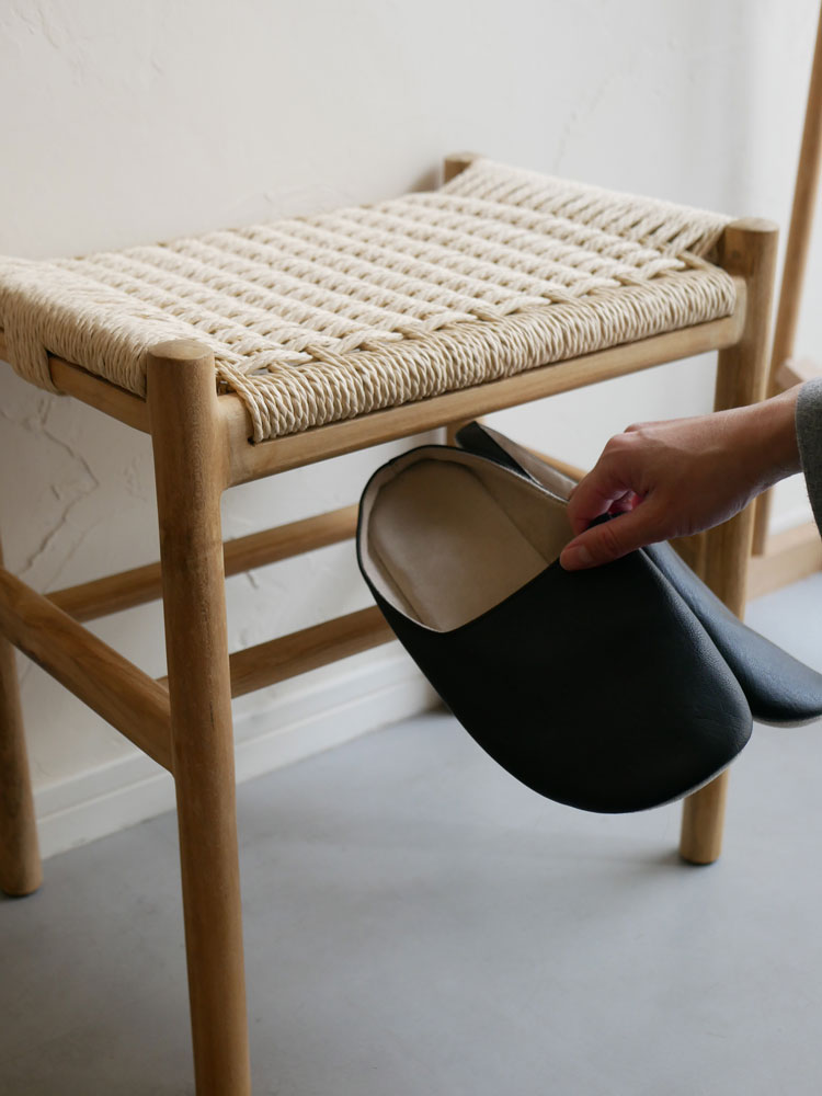 自然素材のチーク無垢材とペーパーコードを使用したHOKOSサンフラワーラタンスツール