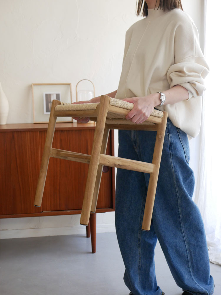 サンフラワーラタンとチーク無垢材を使用したHOKOSのペーパーコードスツール