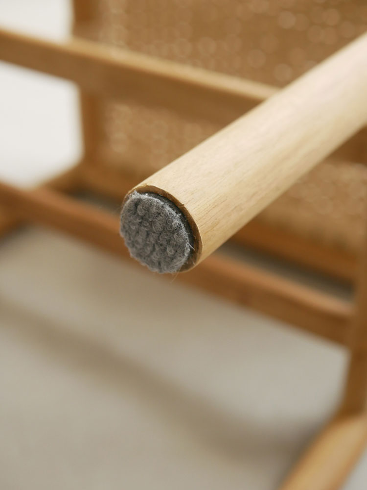 HOKOSのサンフラワーラタン×チーク無垢材スツール。自然な木目とペーパーコードを使用した耐久性のあるデザイン椅子。