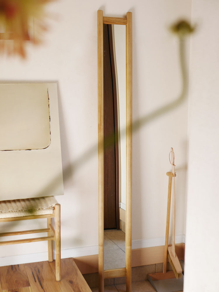 サンフラワーラタン製のHOKOS全身映るスリムミラー、チーク無垢材と合板を使用した木製フレーム