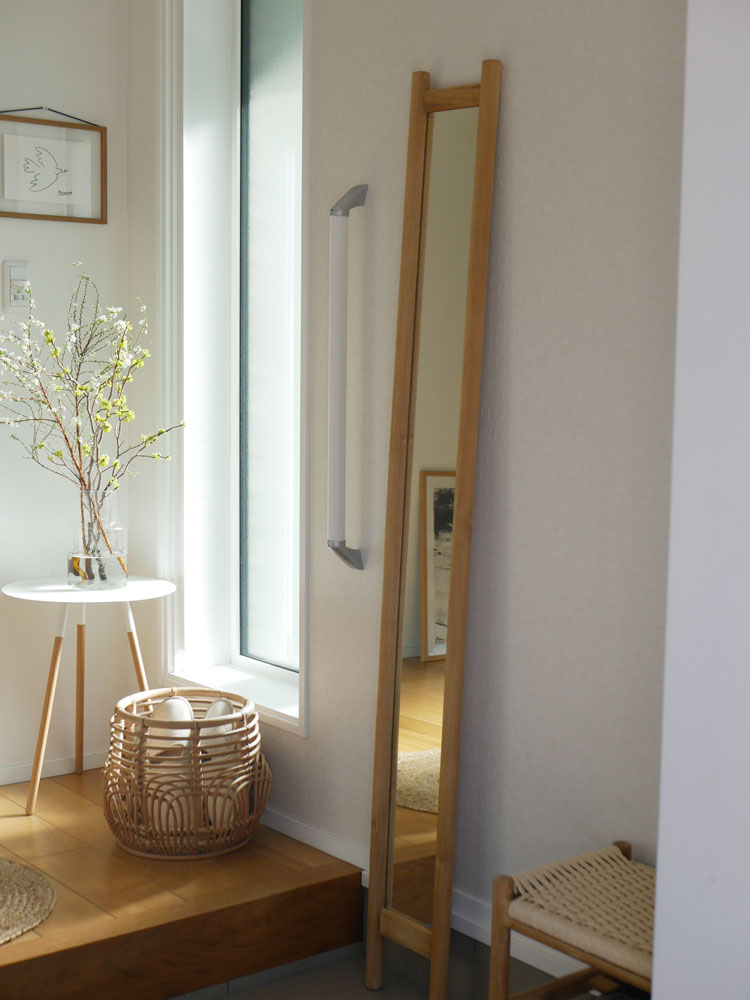 サンフラワーラタン製HOKOS全身映るチークスリムミラー。チーク無垢材と合板を使用した自然な木目の高品質デザイン