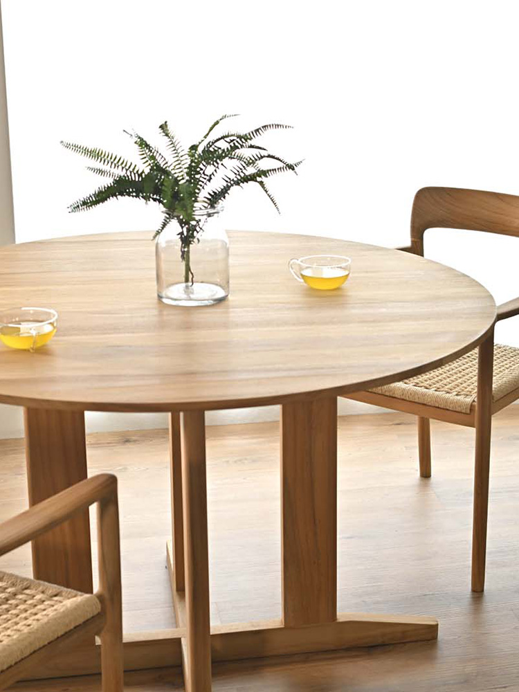 HOKOS製サンフラワーラタンのチーク無垢材ラウンドダイニングテーブル。直径115cm、高さ72cmで自然な木目が美しいデザインです。