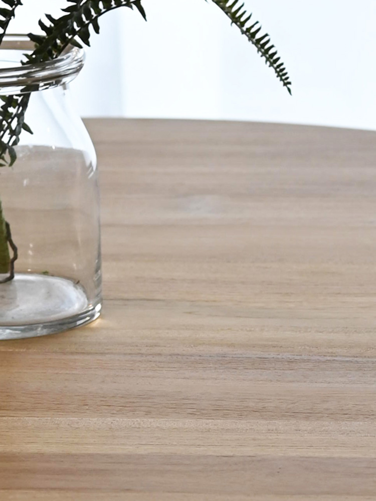 チーク無垢材とサンフラワーラタンを使用したHOKOSの丸型ダイニングテーブル