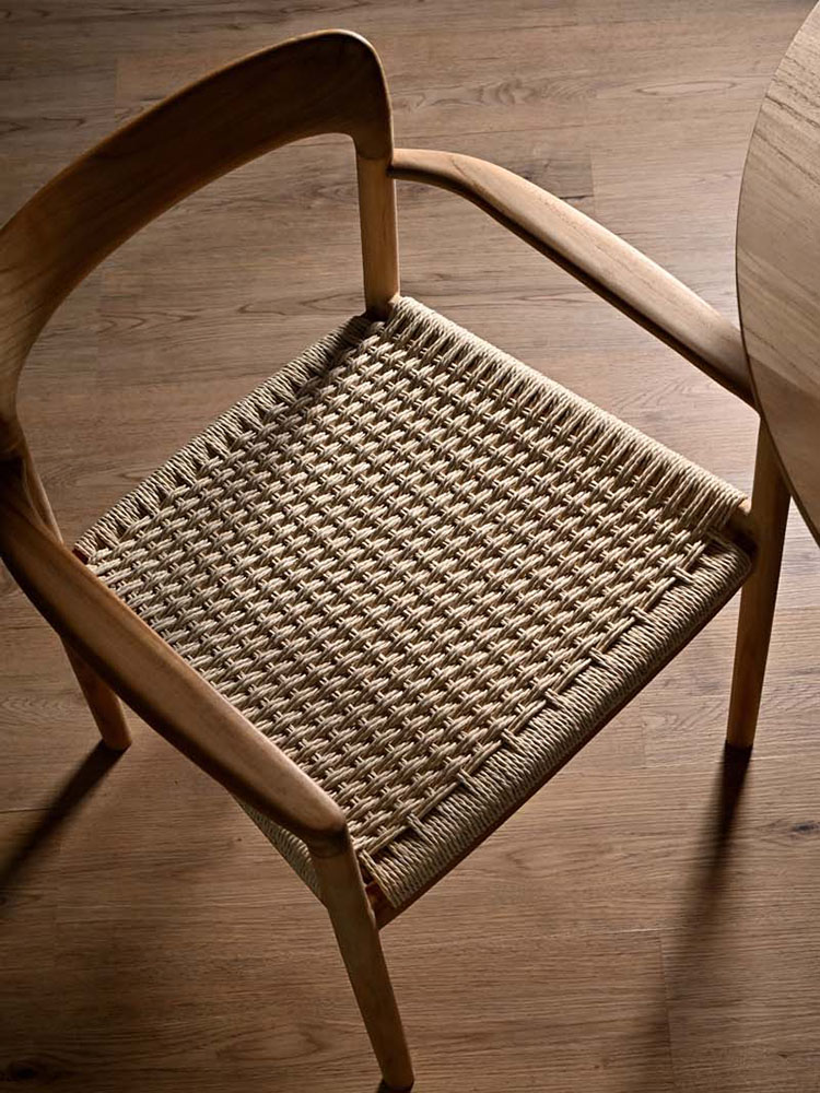 HOKOSサンフラワーラタンダイニングチェア、チーク無垢材とペーパーコードを使用したアウトドア用ウィッカー椅子、アームレスト付き