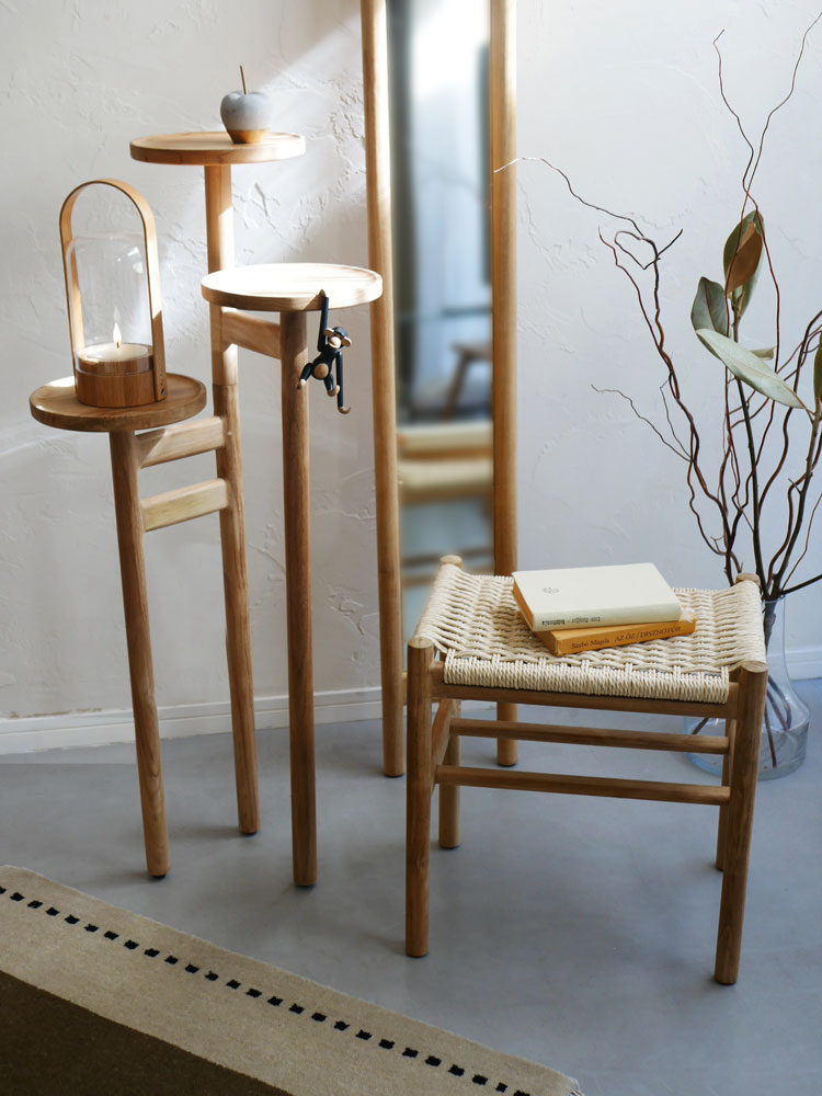 サンフラワーラタンとチーク材を使用したHOKOSのペーパーコードダイニングチェア。木製フレームとラタン座面が特徴的なデザインです。