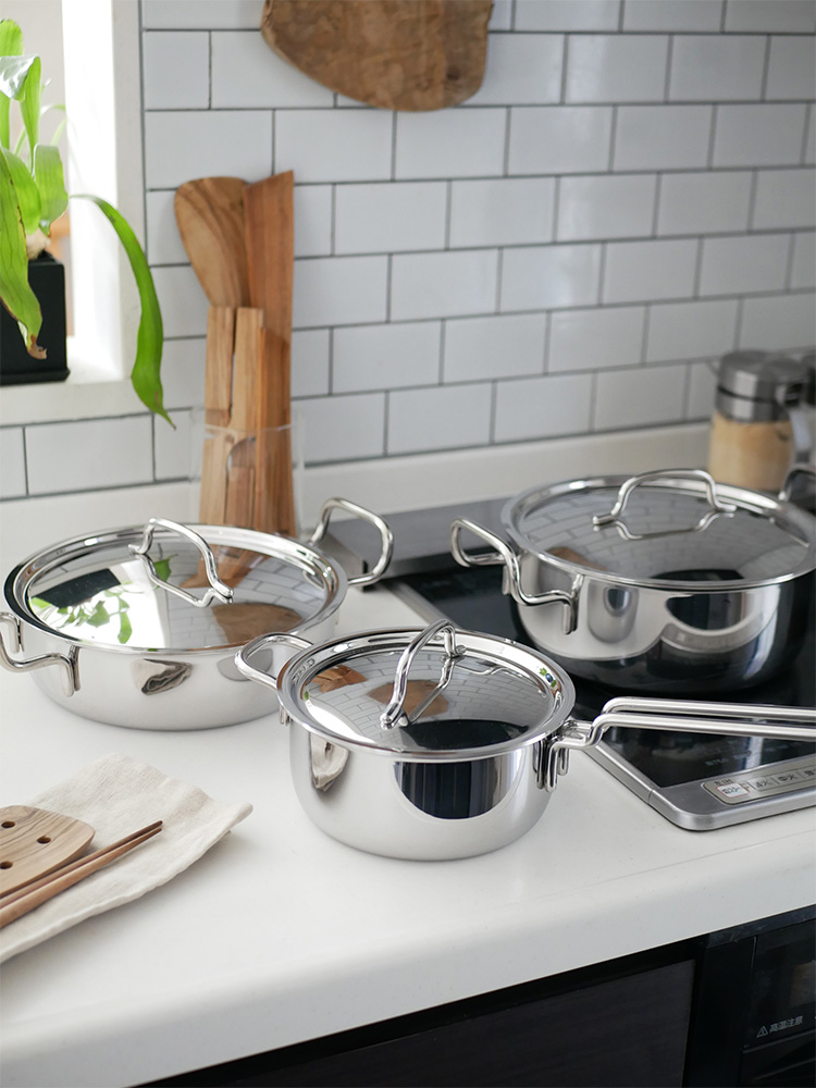 ジオプロダクトの15年保証付き日本製フタ付き鍋。18-8ステンレス製の7層構造で、複数サイズが揃っています。