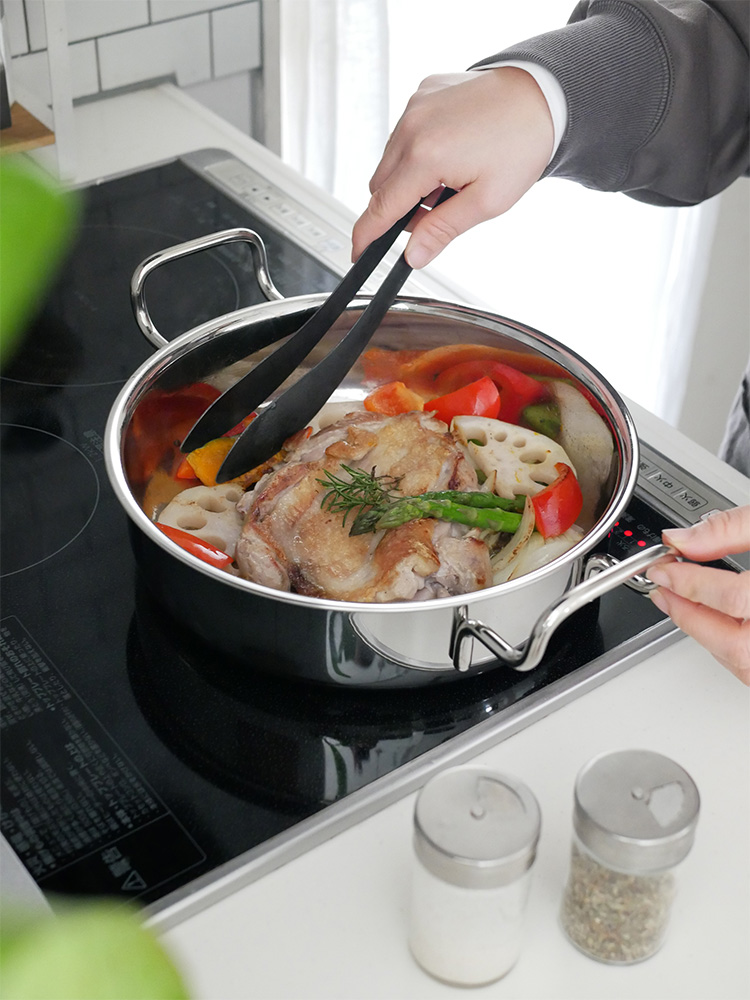 15年保証の日本製蓋付き鍋セット。異なるサイズの片手鍋と両手鍋が整然と並んでいる調理器具。