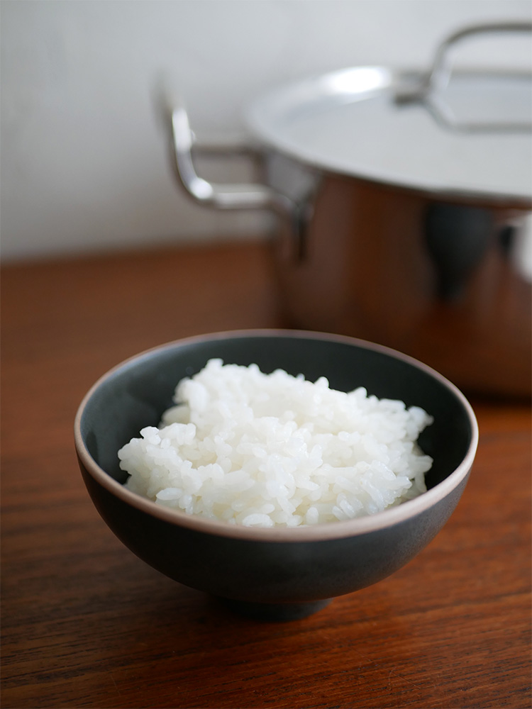 ジオプロダクトの15年保証日本製フタ付き鍋と白ご飯を盛ったボウルが並ぶキッチンシーン