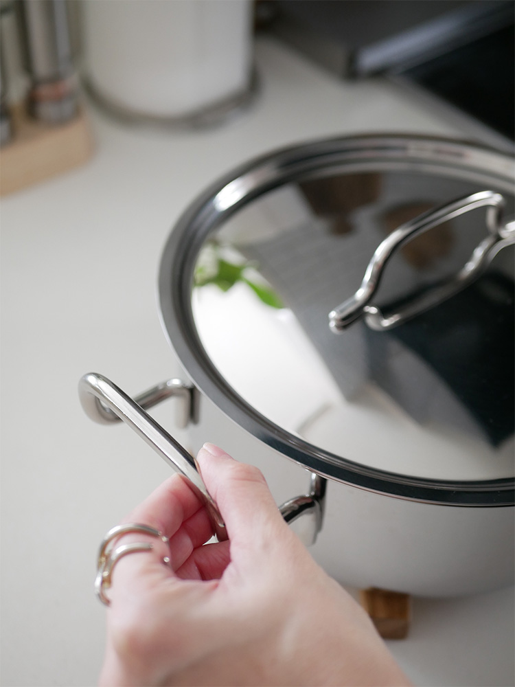 ジオプロダクトの15年保証日本製フタ付き鍋。18-8ステンレスとアルミニウムの7層構造で、高品質な調理が可能なキッチン用鍋。