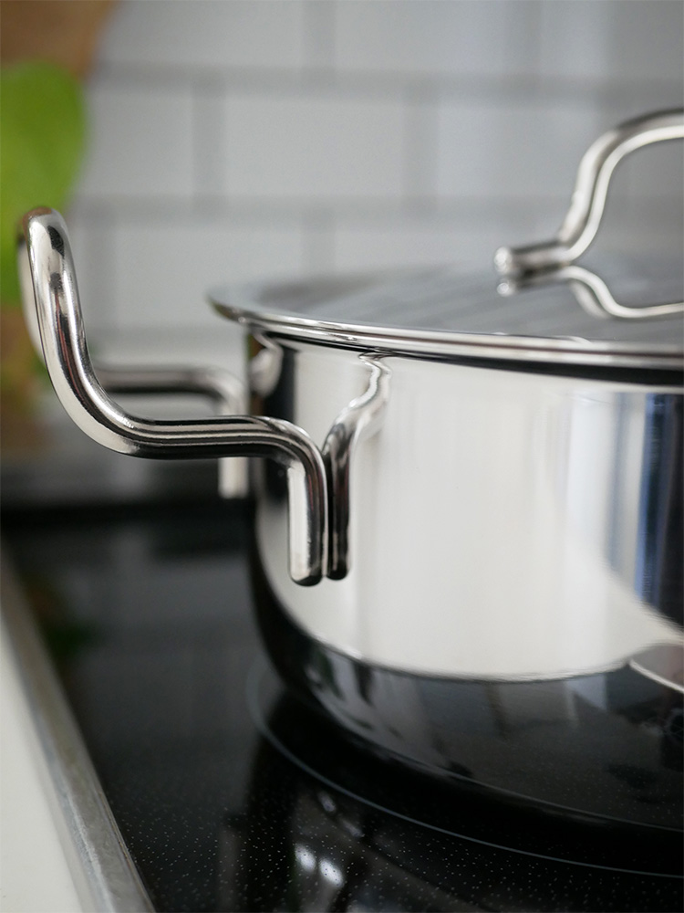 ジオプロダクトの15年保証日本製フタ付き鍋、ステンレスとアルミニウム製のキッチン用品