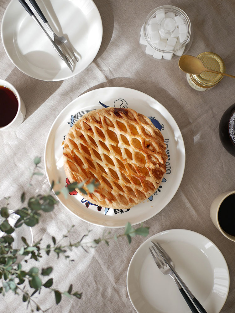 アラビア製磁器のプータルフリプレートに盛り付けられたデザート