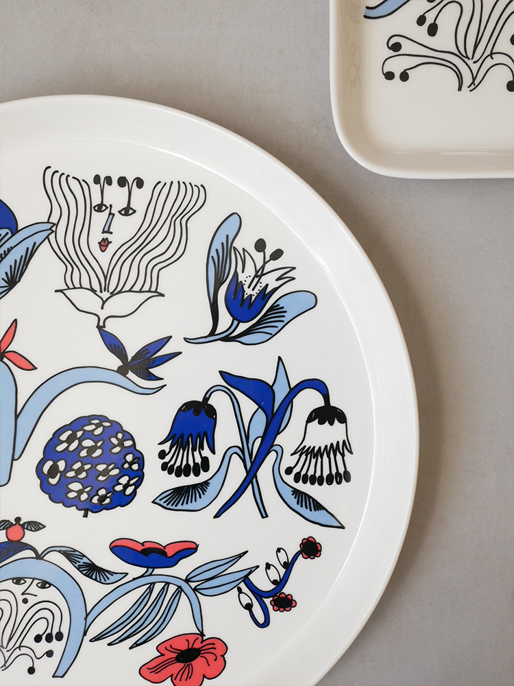 アラビア製磁器のプータルフリプレート、直径24cmと15x19cmのサイズが特徴のテーブルウェアセット