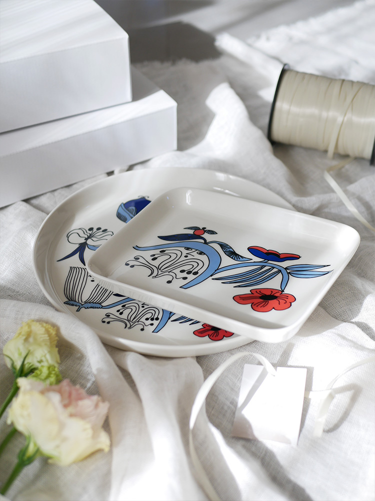 タイ製アラビアプータルフリの磁器ディナーウェアセット。直径24cmと15x19cmのプレートが含まれています。