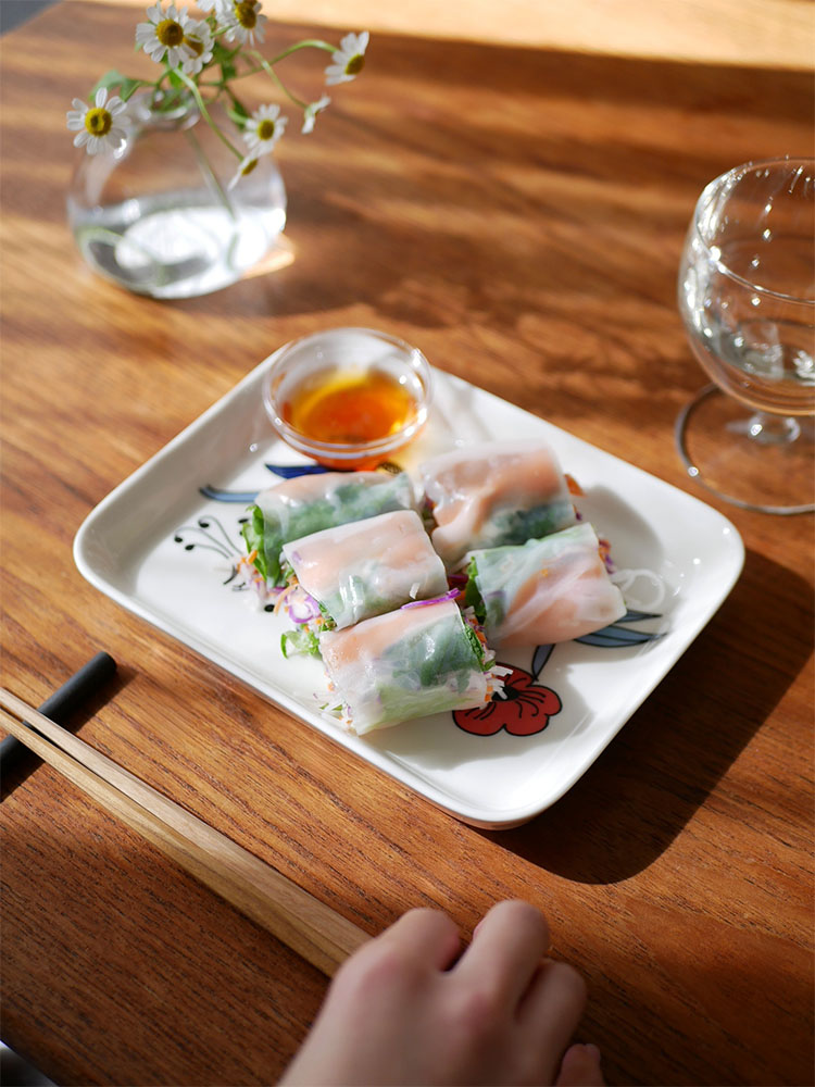 アラビア製プータルフリプレート上にゴイクオン（生春巻き）と野菜が美しく盛り付けられた料理の様子