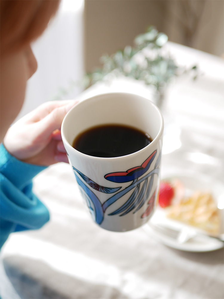 アラビア製プータルフリマグ。磁器製で容量約500mlのシンプルなコーヒーマグ