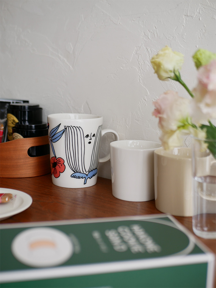 【Arabia/アラビア】プータルフリ マグの磁器製500mlマグカップがテーブル上に置かれている様子