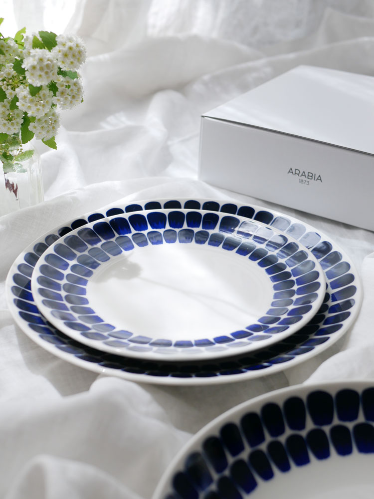 青と白の磁器製アラビア24hトゥオキオボウル。16cmと18cmのサイズがあり、精巧なデザインが特徴です。