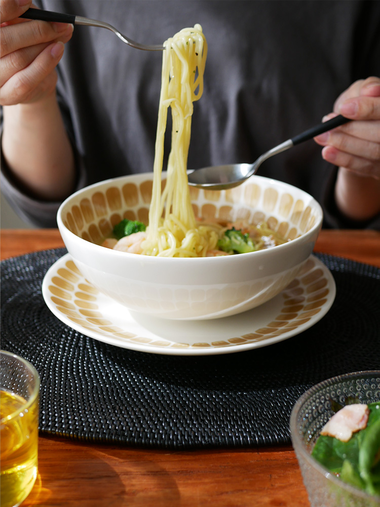 食卓に置かれたアラビアの24hトゥオキオボウルに、アルデンテのパスタが盛られています。