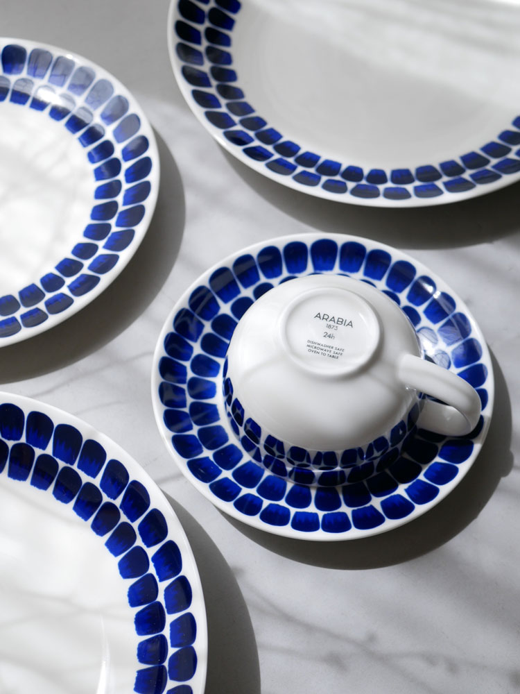 青と白の磁器製アラビア24hトゥオキオボウル