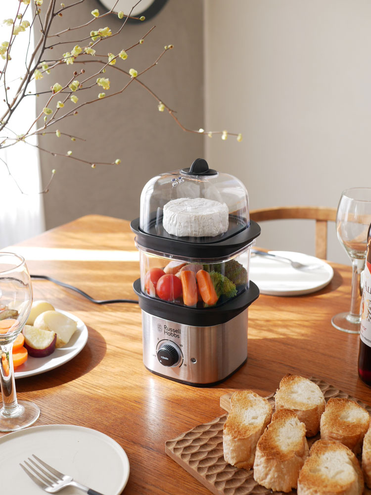 ラッセルホブス製ミニスチーマーと付属のスチーム皿、スープトレイがキッチンのテーブル上に並べられている様子