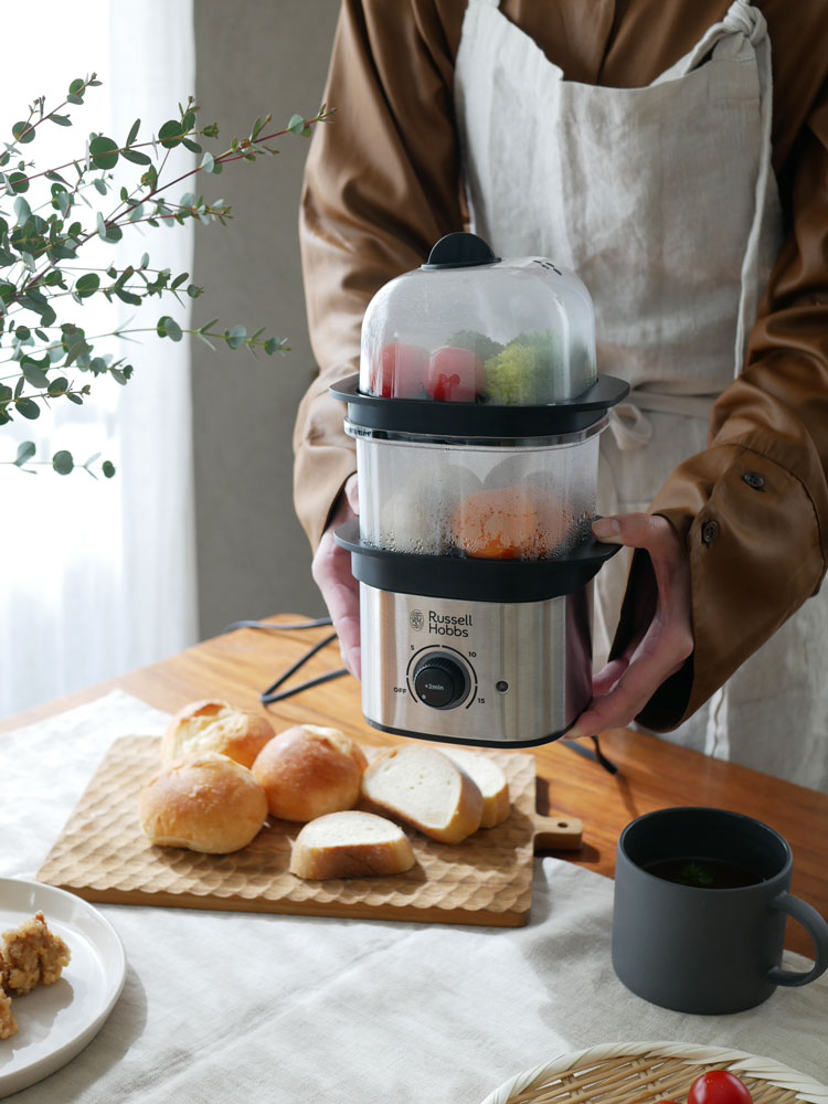 ラッセルホブスのミニスチーマーに野菜や調理器具がセットされているキッチンの様子