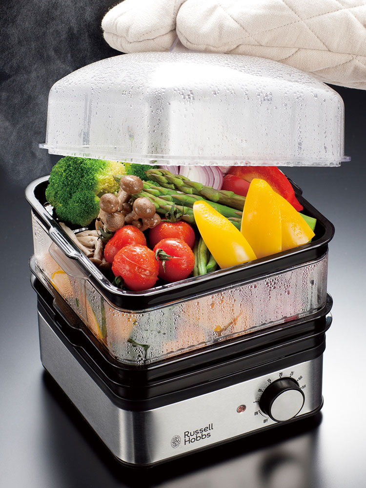 ラッセルホブスのミニスチーマーとスチーム皿に盛られた野菜と肉